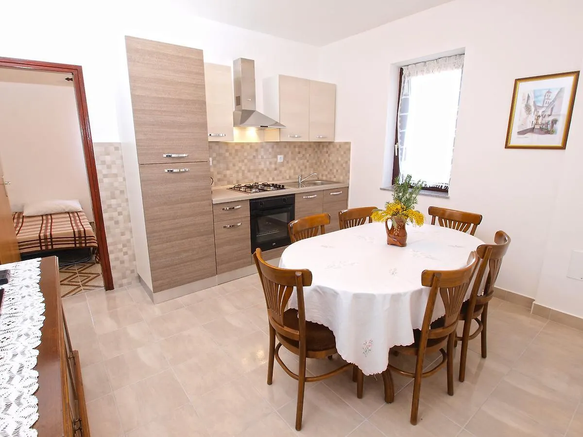 Apartments Ivan 1031 Fazana