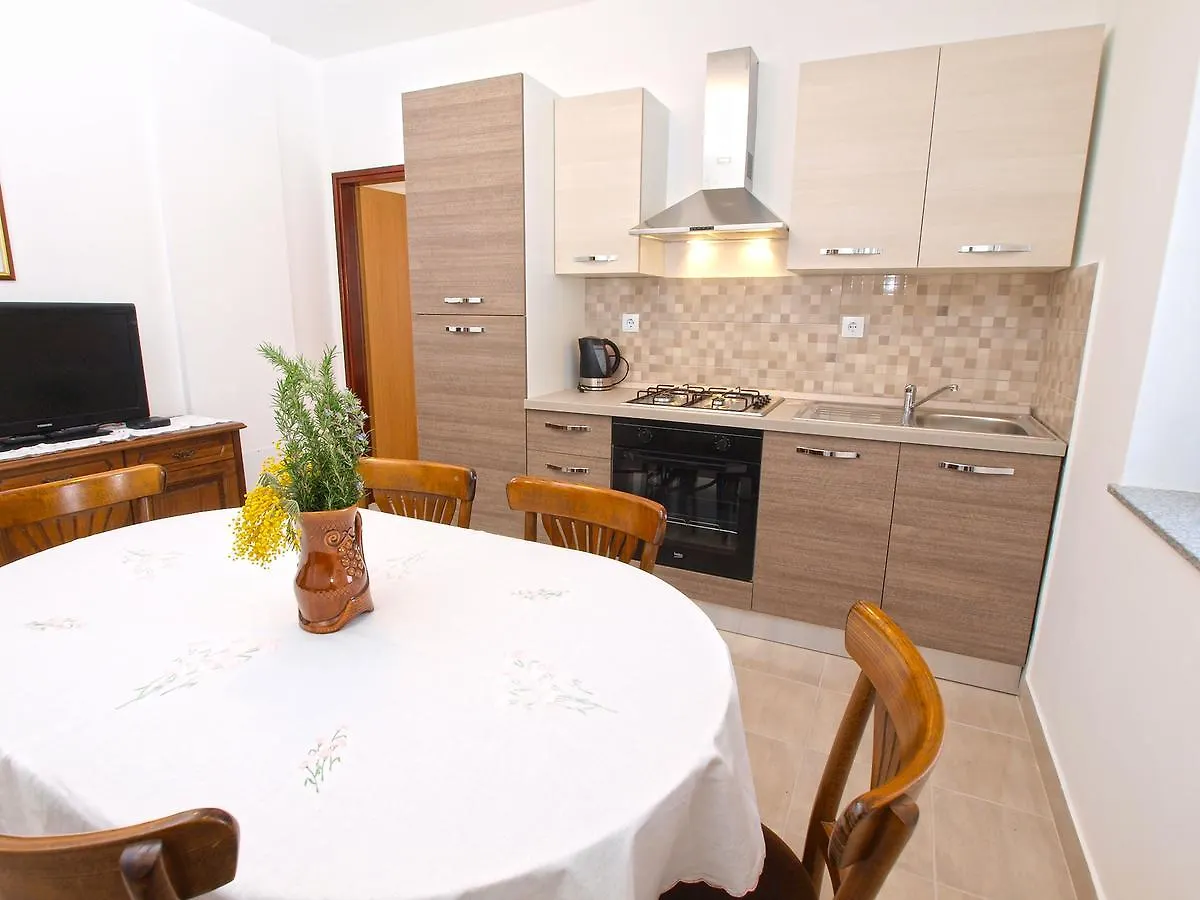 Apartments Ivan 1031 Fazana